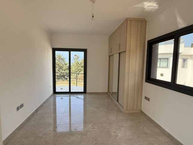 Alsancak bölgesinde satılık 1200m2 arsa içinde villa