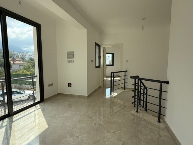 Alsancak bölgesinde satılık 1200m2 arsa içinde villa