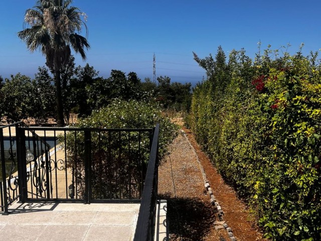 Girne Çatalköy’de kiralık 4 + 1 villa