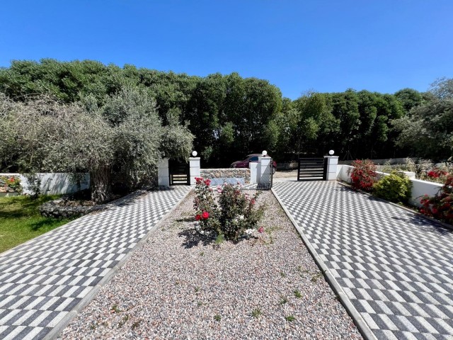 Girne Çatalköyde kiralık LUX 5+1 villa. AĞUSTOS SONU İTİBARİ İLE MÜSAİT OLACAK