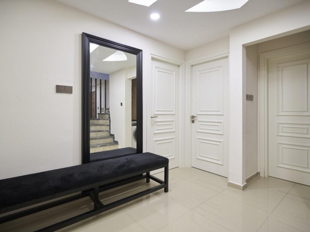 Girne merkezinde kiralık modern ve lux 3+1 penthouse, özel havuzlu, özel çatı terası