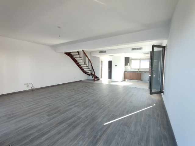 Girne Alsancak Bölgesinde Westpark Satlık 3+1 Ikiz Villa - Fotoğraf 2