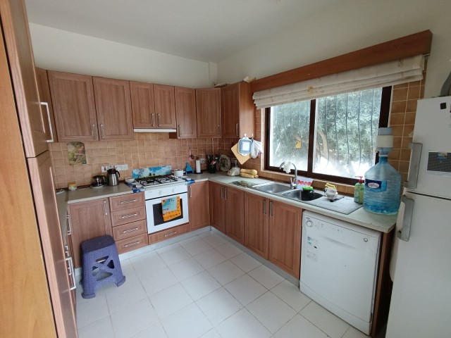 Girne Lapta Bölgesinde Dağın Eteğinde Deniz Manzaralı Satılık 3+1 Geniş Villa / 780m2 Arsa