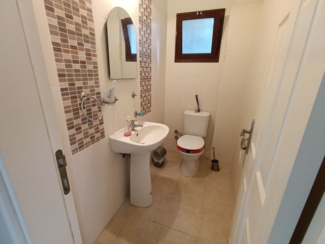 Girne Lapta Bölgesinde Dağın Eteğinde Deniz Manzaralı Satılık 3+1 Geniş Villa / 780m2 Arsa