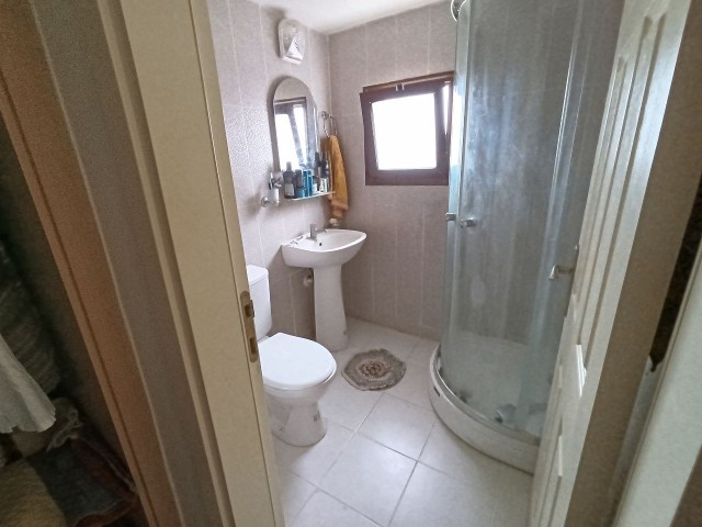 Girne Lapta Bölgesinde Dağın Eteğinde Deniz Manzaralı Satılık 3+1 Geniş Villa / 780m2 Arsa