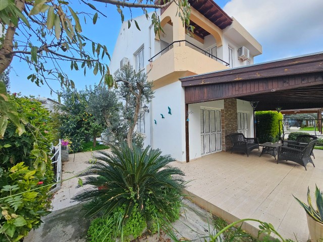 Girne Edremit Havuzlu Site İçerisinde 4+1 Satılık Villa
