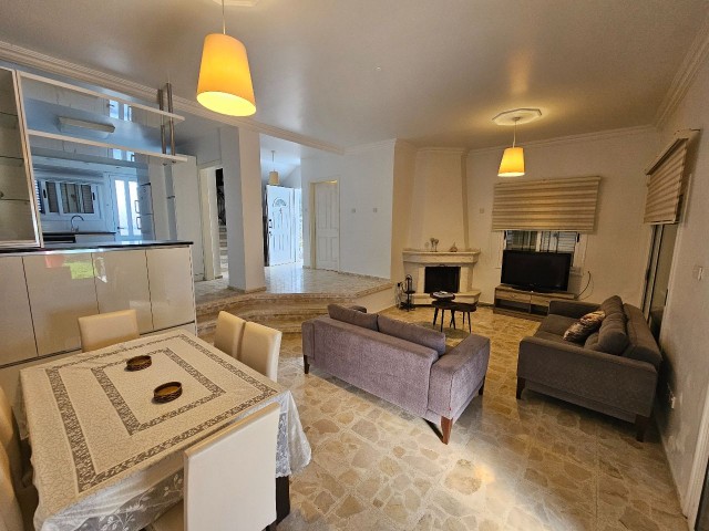 Girne Edremit Havuzlu Site İçerisinde 4+1 Satılık Villa