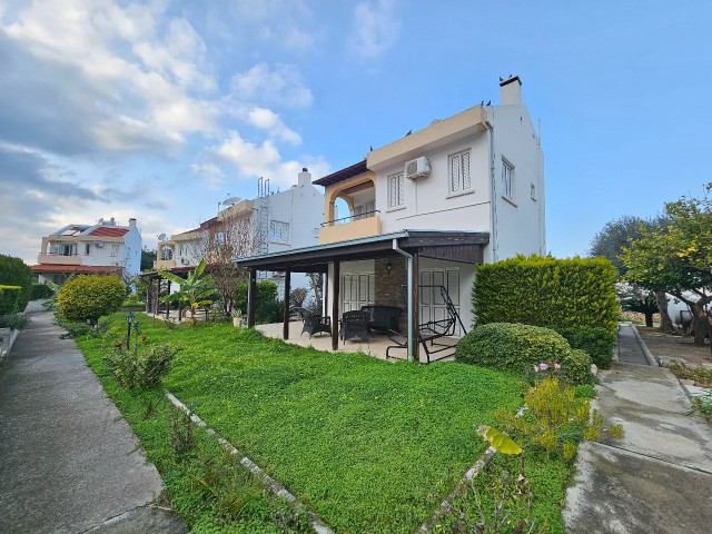 Girne Edremit Havuzlu Site İçerisinde 4+1 Satılık Villa