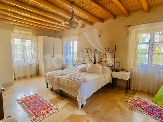 Girne Alsancak Özel Havuzlu Kiralık 3+1 Taş Ev