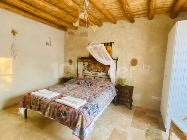 Girne Alsancak Özel Havuzlu Kiralık 3+1 Taş Ev