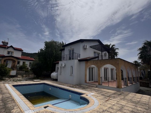 ŞEHİR MANZARALI KARŞIYAKA SATILIK 4+1 VİLLA