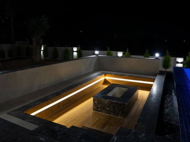 SATILIK 5+1 ULTRALUX VİLLA GİRNE EDREMIT