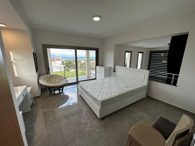 Girne Yeşiltepe'de Kiralık Ortak Havuzlu 3+1 Villa