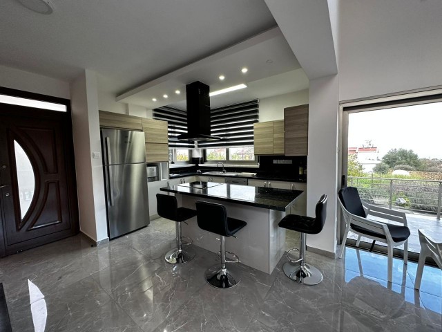 Girne Yeşiltepe'de Kiralık Ortak Havuzlu 3+1 Villa