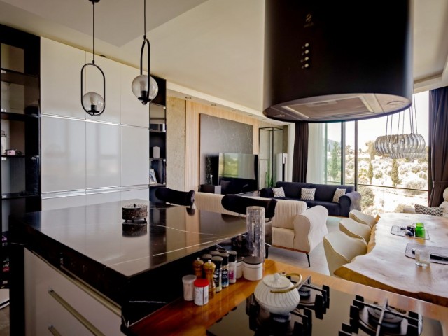 Girne Çatalköy'de Satılık 3+1 Bahçeli ve Özel Havuzlu Villa 