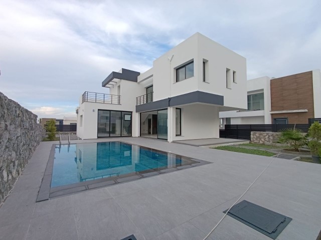 GIRNE LAPTA 3+1 SATILIK OZEL HAVUZLU VILLA
