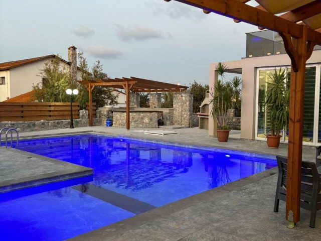 GIRNE ALSANCAKTA HAVUZLU GUNLUK KIRALIK VILLA