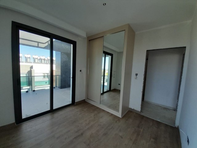 Girne merkezde satılık dağ ve deniz manzaralı penthouse 