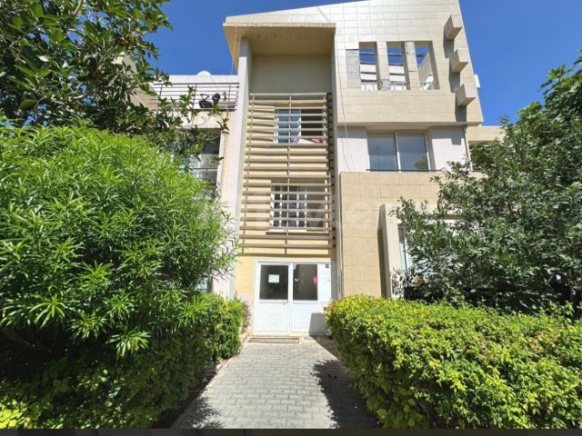 Girne Merkez Havuzlu Sitede Satılık 3+1 Daire 