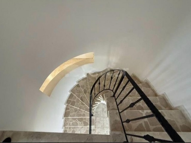 Karşıyaka'da denize yakın kiralık bahçeli villa 