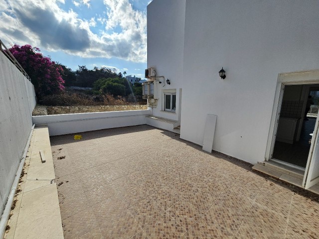 Girne Çatalköy Denize 50m Mesafede Kiralık 7+1 Eşyasız Triplex Havuzlu Villa