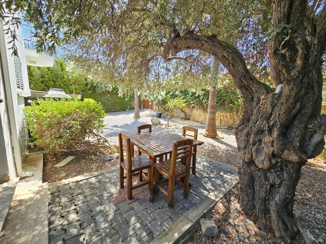 Girne Alsancak Meritlere Yakın Kiralık 3+1 Eşyalı Havuzlu Villa 