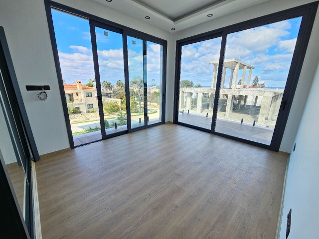 Çatalköy'de Denize 250 Metre Mesafede Satılık 6+1 Triplex Villa 